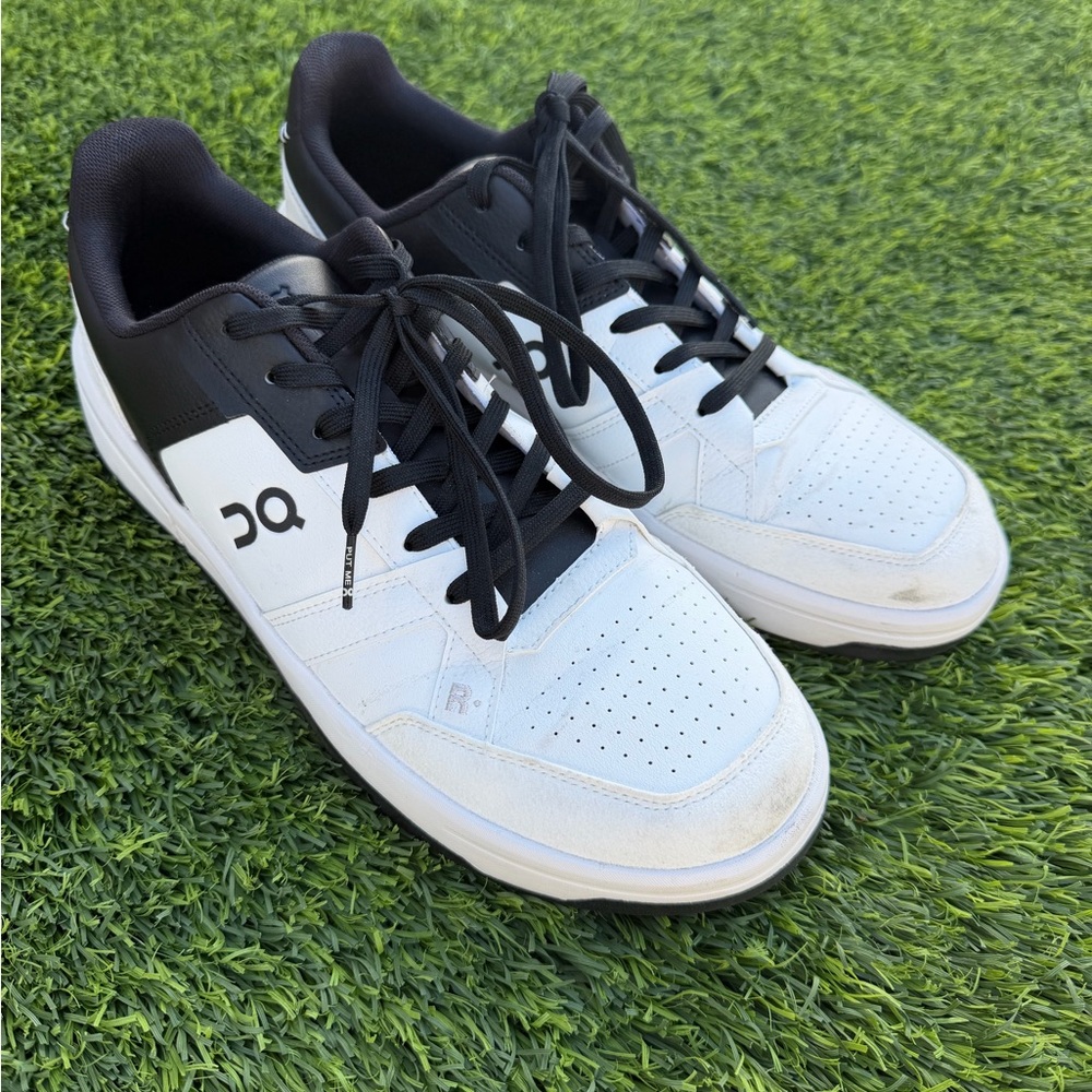 On Cloud The Roger Men's Black and White Sneakers size 12. Like new